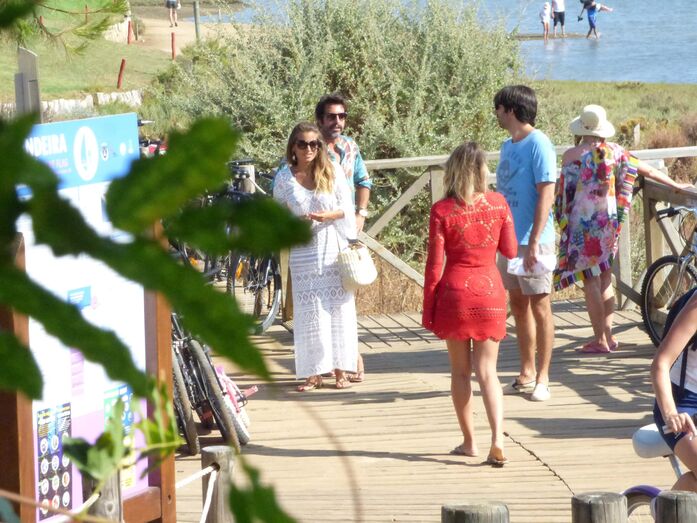 Kiko Campos Costa e Liliana Santos na praia do Gigi, Algarve, em 2018