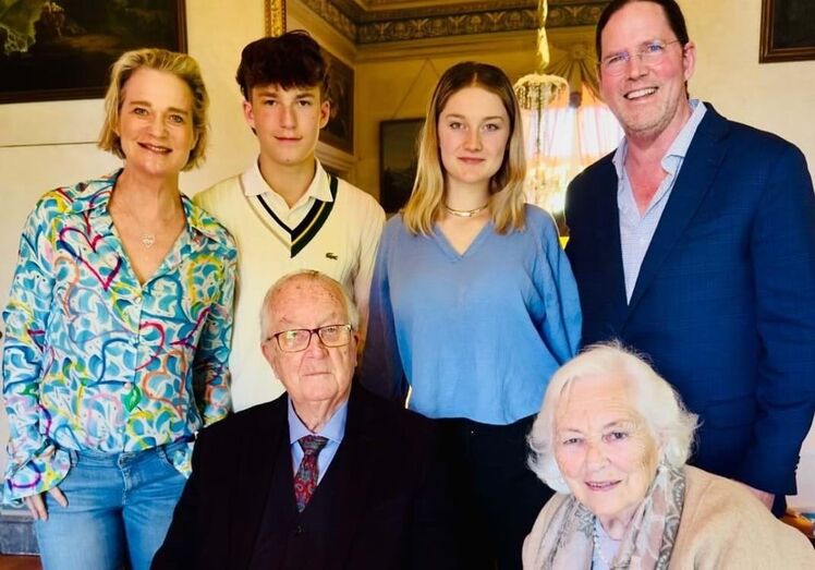 Delphine da Bélgica com a família real