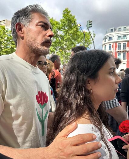 Cláudio Ramos e a filha nos 50 anos do 25 de abril, na manifestação da Avenida da Liberdade 