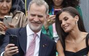 A selfie em Paris dos reis de Espanha, Felipe e Letizia  