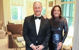 Quem é o homem que conquistou Kamala Harris... num "blind date"? A história de amor (e muitas loucuras) da candidata à presidência dos Estados Unidos 
