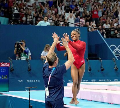 Simone Biles vence final do salto e soma terceiro ouro na capital francesa