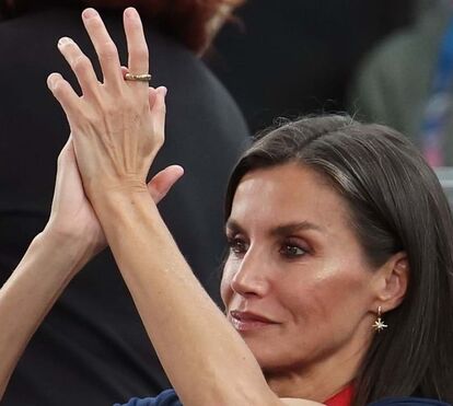 Rainha Letizia deixou de usar aliança de casamento mas adotou outro anel oferecido por alguém muito especial que não Felipe