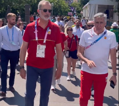 Sozinho, sem Letizia. Felipe VI surpreende atletas espanhóis nos Jogos Olímpicos e há imagens