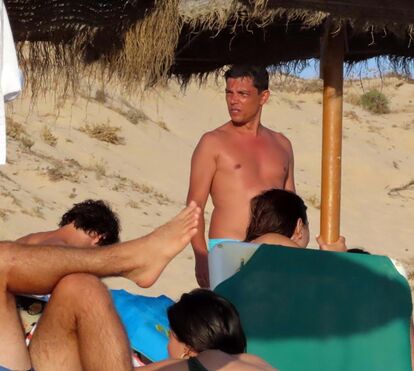 No Algarve dos ricos é que se está bem! Quem são os políticos e estrelas da TV que desfilam pela Quinta do Lago, das praias do Ancão ao Gigi