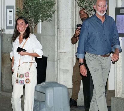 O que se passa aqui? Felipe VI dá a mão a Juan Carlos e infanta Cristina após escândalos de corrupção e afasta-se de Letizia