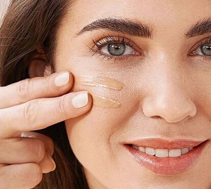 Só custa dez euros e deixa a pele bonita e luminosa. O creme com cor que substitui a base e tem mesmo de conhecer