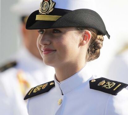 O festão que está a deixar Felipe VI e Letizia aflitos, com direito a uma ronda pelos bares e clubes de Marín