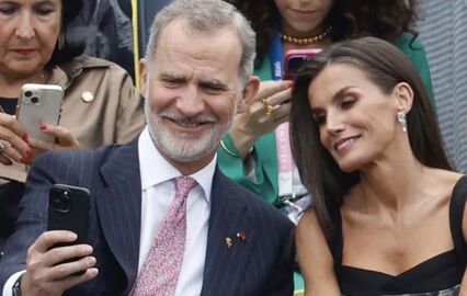A selfie em Paris dos reis de Espanha, Felipe e Letizia  