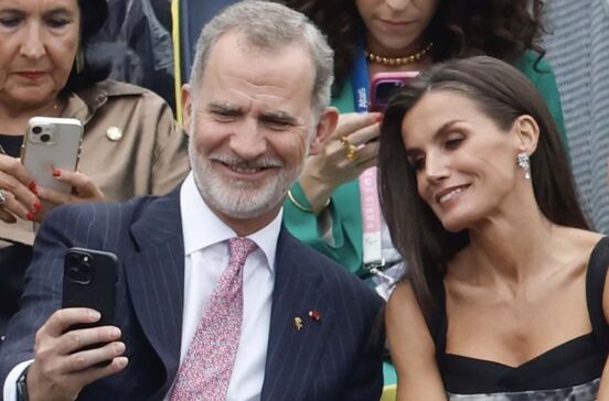 A selfie em Paris dos reis de Espanha, Felipe e Letizia  