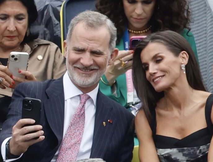A selfie em Paris dos reis de Espanha, Felipe e Letizia  