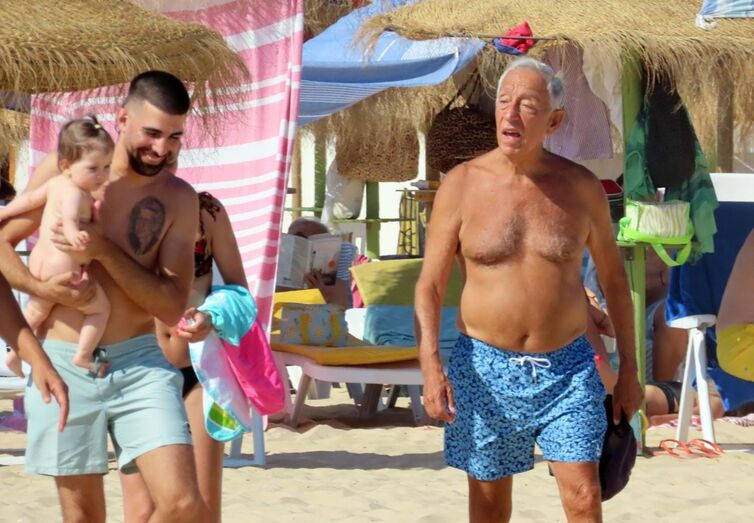 Marcelo Rebelo de Sousa, na praia de Monte Gordo