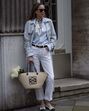 Um outono elegante para as mulheres com mais de 40 anos! Conheça as 8 peças que precisa ter