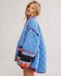 Nem parkas, nem cardigans de malha… eis os casacos que vão fazer furor na mudança de estação