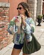 Nem parkas, nem cardigans de malha… eis os casacos que vão fazer furor na mudança de estação