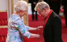 Ator Ian McKellen chama falecida Isabel II de rude ao recordar um tenso encontro entre ambos