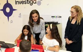 Rainha Letizia faz furor com blusa de 75 euros com mangas de balão