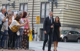 O que se passa aqui? Felipe VI dá a mão a Juan Carlos e infanta Cristina após escândalos de corrupção e afasta-se de Letizia