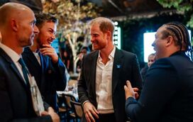 O que se passa aqui? Príncipe Harry sozinho em evento