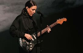 Silêncio, que se vai cantar o fado em Alfama. Camané, Carminho e António Zambujo levam magia ao coração de Lisboa