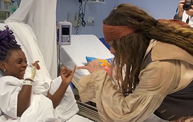Johnny Depp leva os 'Piratas das Caraíbas' a hospital de crianças em Espanha