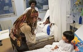 Johnny Depp alegra crianças doentes em hospital em Espanha