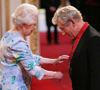 Ator Ian McKellen chama falecida Isabel II de rude ao recordar um tenso encontro entre ambos
