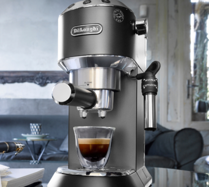 Os melhores expressos e galões só nesta máquina de café com um design ultra moderno e que está com um preço imbatível