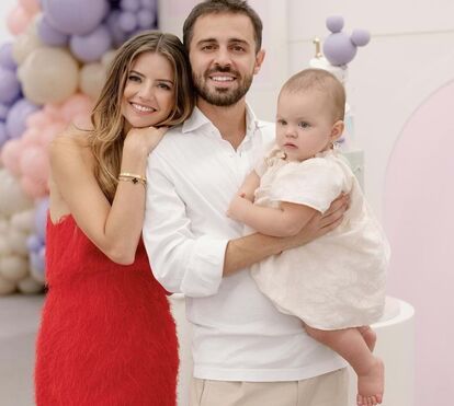 Bernardo Silva e Ines Degener Tomaz mostram as fotos mais amorosas do 1.º aniversário da filha