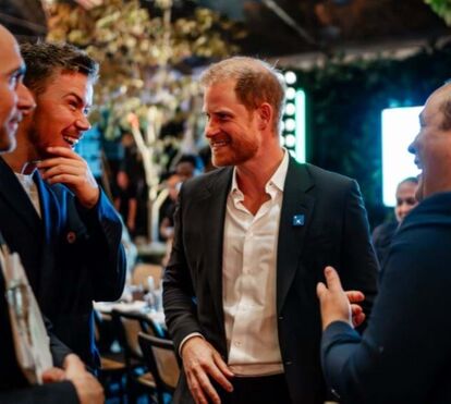 O que se passa aqui? Príncipe Harry sozinho em evento