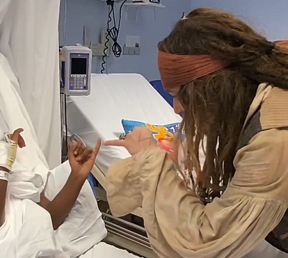 Johnny Depp leva os 'Piratas das Caraíbas' a hospital de crianças em Espanha