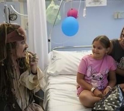 O Pirata das Caraíbas está de volta! A tentar reabilitar a imagem, Johnny Depp surpreende crianças doentes vestido de Jack Sparrow