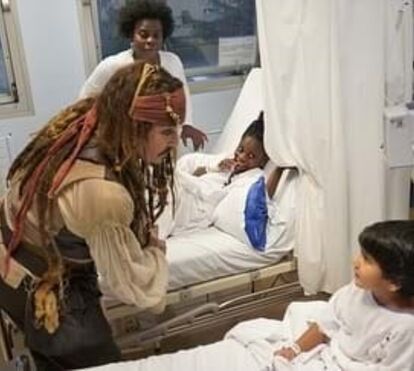 Johnny Depp alegra crianças doentes em hospital em Espanha