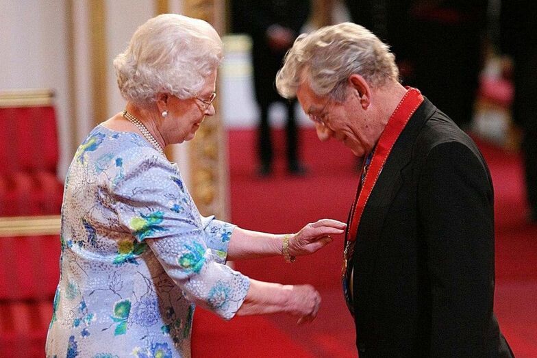 Ian McKellen, Isabel II