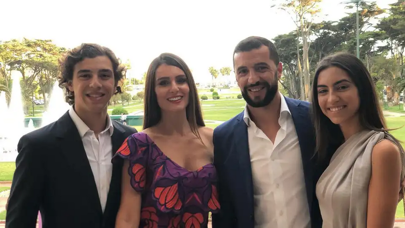 Simão Sabrosa com os filhos mais velhos e Vanessa Rebelo