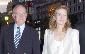 Infanta Cristina desafia a mãe Sofia e corre para os braços de Juan Carlos para o apoiar e proteger da onda de críticas