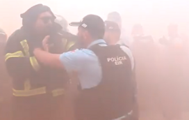 Fumo, petardos, gritos e confusão: Bombeiros Sapadores e polícia em confronto direto na escadaria da AR