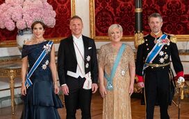 Reis da Dinamarca recebem a presidente da Islândia no seu 1.º jantar de gala