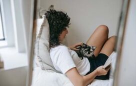 Por que é que os gatos adoram dormir em cima dos donos? As razões por trás deste “vício” felino