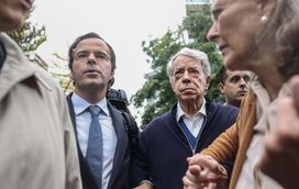 Ricardo Salgado chegou ao tribunal debilitado e com um olho negro, amparado pela mulher, e só conseguiu dizer o seu nome