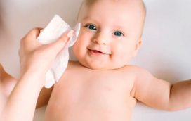 Para ter sempre à mão! Estas são as fraldas e toalhitas que respeitam e protegem a pele do seu bebé