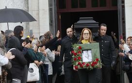 Missa lotada, canções, muitas palmas e emoção à solta: as imagens do último adeus a Marco Paulo