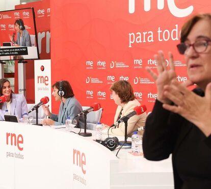 Regresso às origens! Letizia brilha com fato Bleis Madrid em visita à Rádio Nacional Espanhola