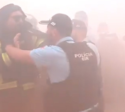 Fumo, petardos, gritos e confusão: Bombeiros Sapadores e polícia em confronto direto na escadaria da AR