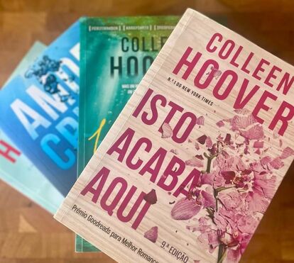 O que é que Colleen Hoover tem? Os segredos da escritora que voltou a colocar os livros na moda e agora chega ao cinema