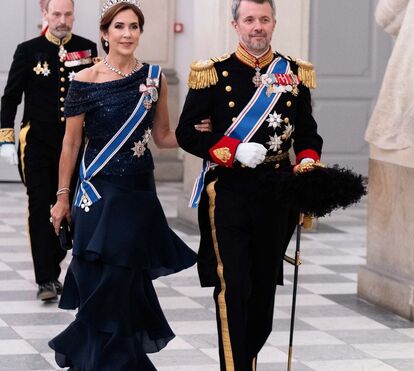 Há que manter as aparências! No seu 1.º jantar de gala, Mary da Dinamarca surge de braço dado com o marido que a traiu