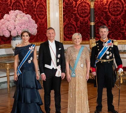 Reis da Dinamarca recebem a presidente da Islândia no seu 1.º jantar de gala