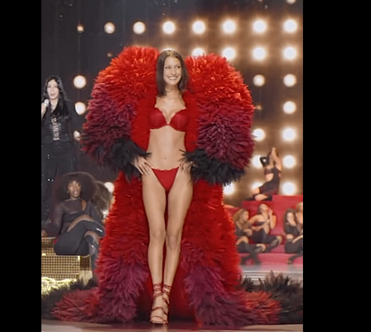 Bella Hadid ao som de Cher no desfile dos 'Anjos' da Victoria's Secret