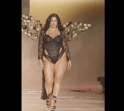 Modelo plus-size Ashley Graham divide opiniões no desfile da Victoria's Secret