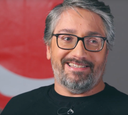 Veja as dificuldades de Nuno Markl para apagar uma simples vela no  bolo de aniversário